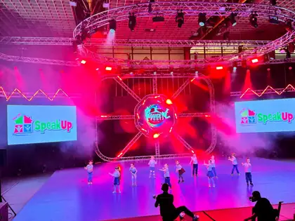 Deca plešu pod ružičastim i ljubičastim reflektorima na festivalu „Dance Fest Novi Sad”