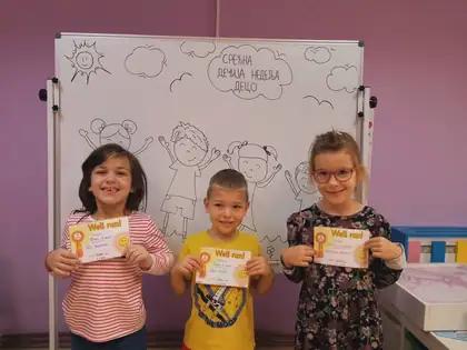 Troje dece ponosno pokazuje diplome sa jesenjeg krosa